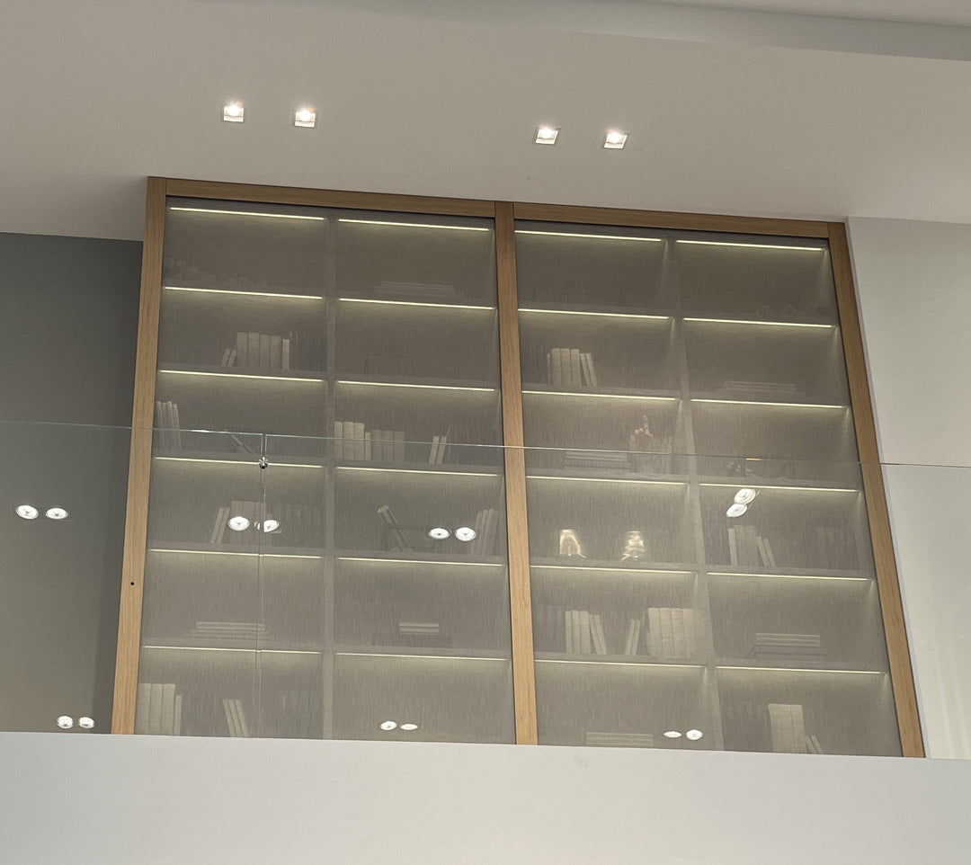 Comfort Close - Bücherregal mit Textiler Front