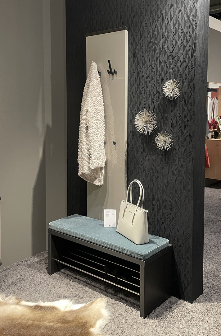 Kira-System Garderobe - Musterring - Garderobenbank mit Garderobenpaneel