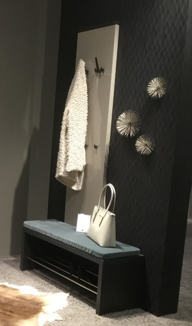 Kira-System Garderobe - Musterring - Garderobenbank mit Garderobenpaneel