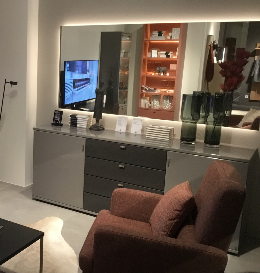 Kira System - Musterring - Sideboard mit Sockelgleitern Wandspiegel eckig B195